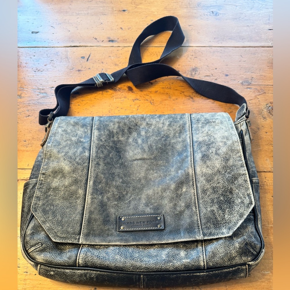 Marc New York by Andrew Marc
Distressed Leather Laptop
Messenger Bag